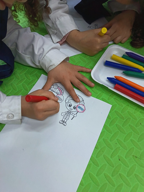 Alumnos participando en actividades por el Día Internacional del Peatón