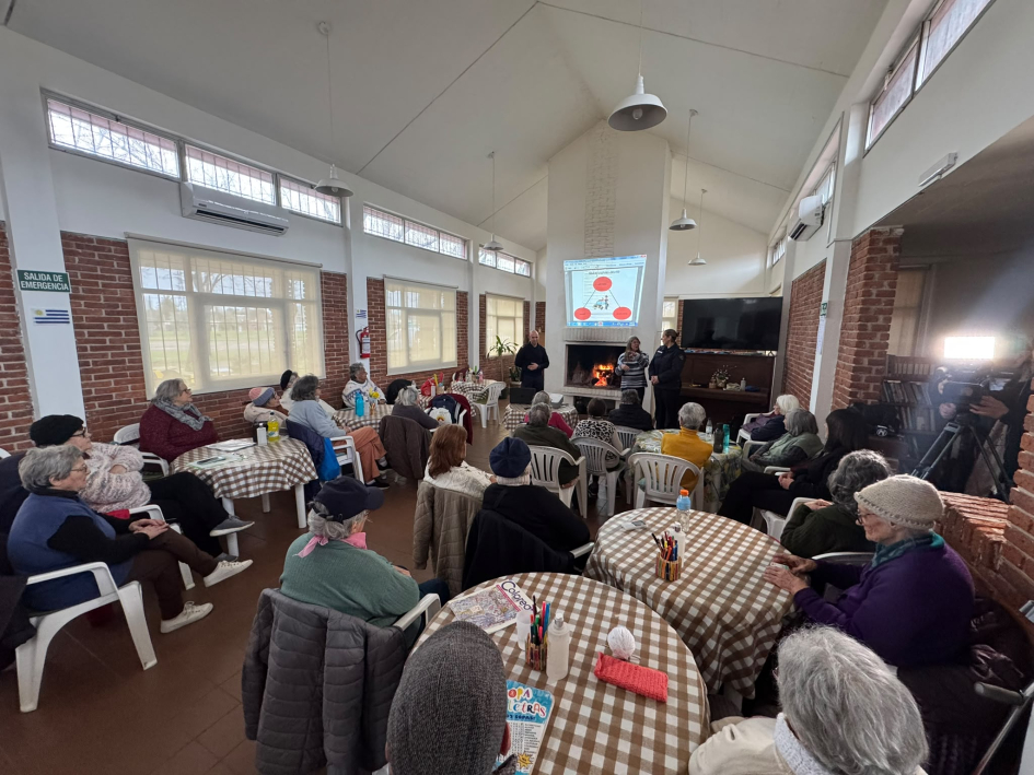Adultos mayores participando de la charla