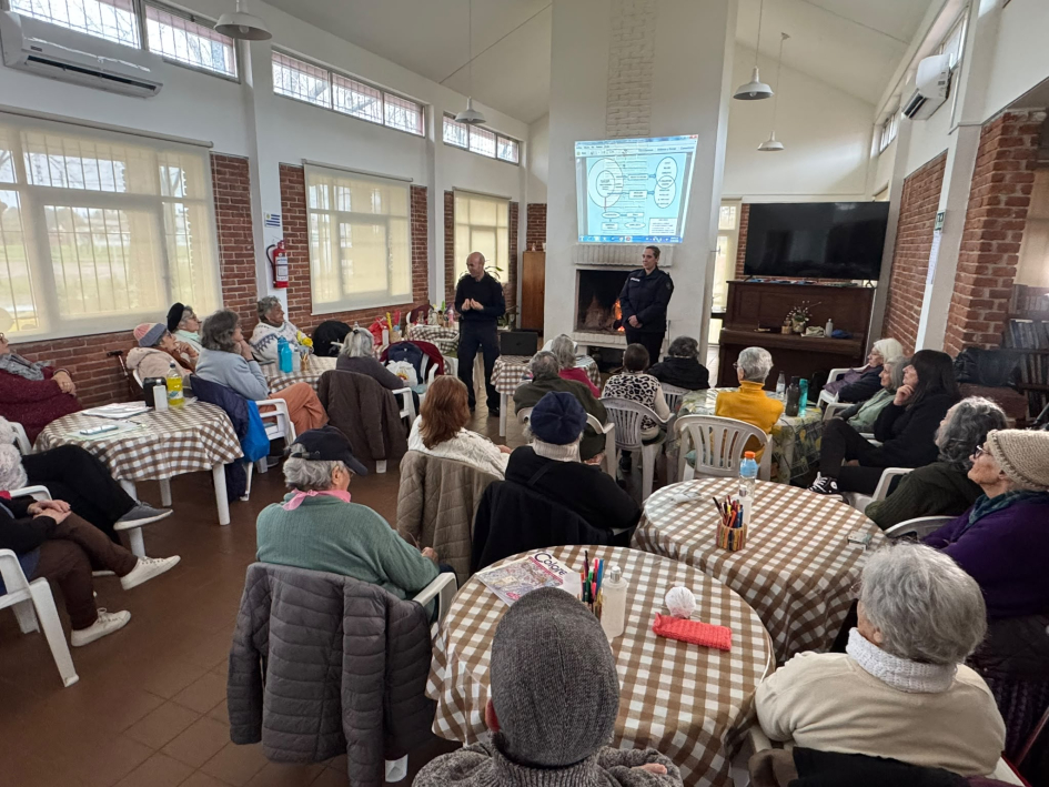 Adultos mayores participando de la charla