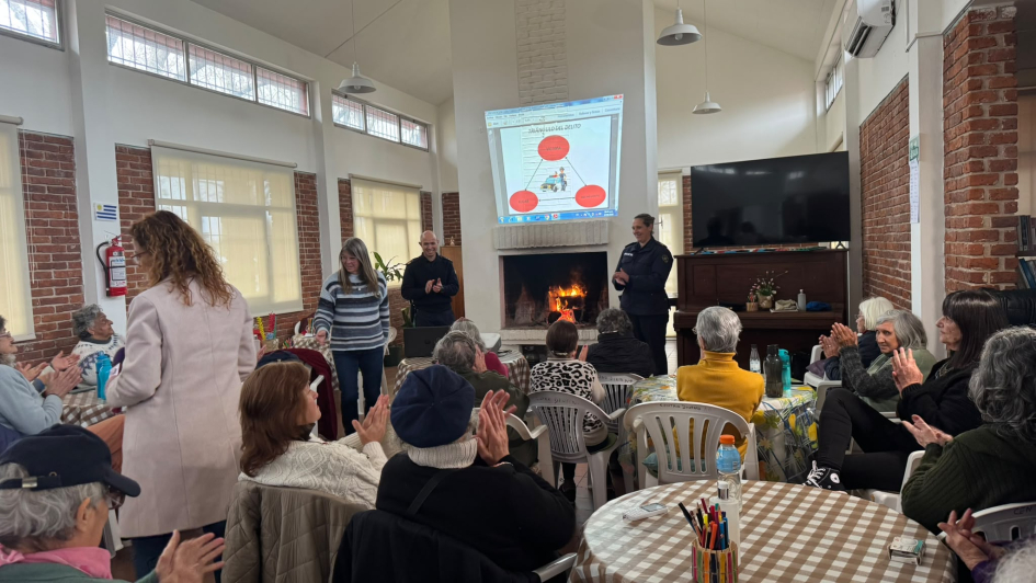 Adultos mayores participando de la charla