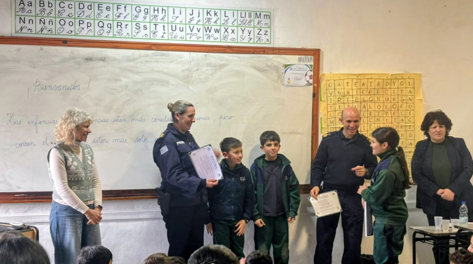 Entrega de diplomas de agradecimiento a personal policial