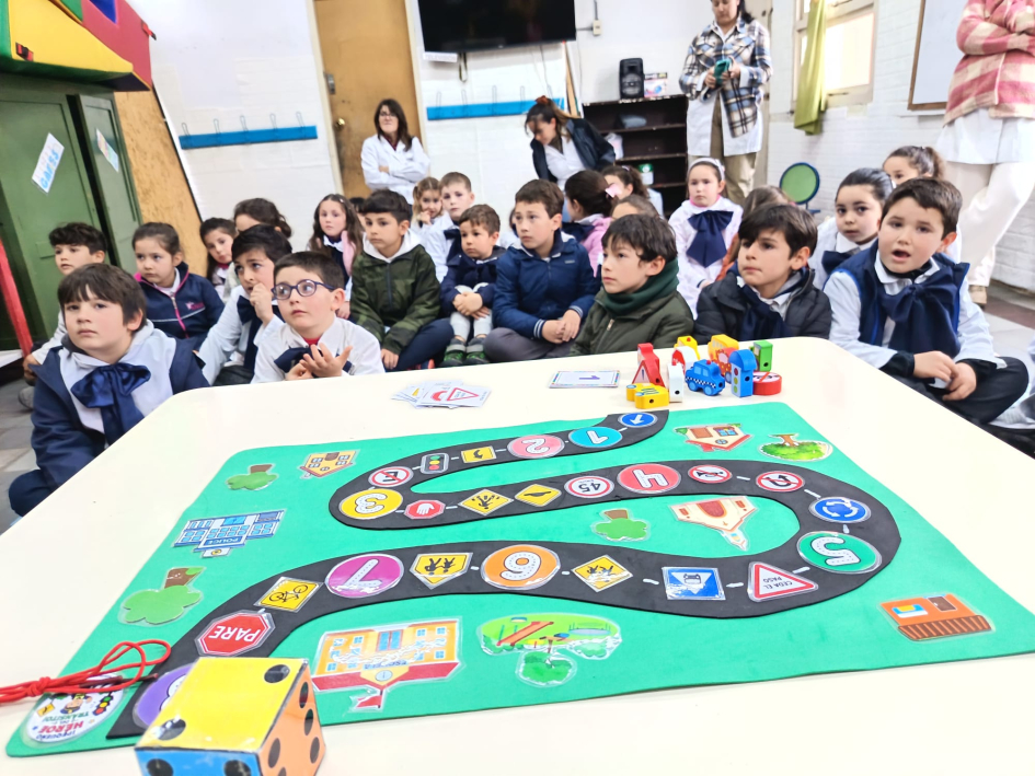 Alumnos participando en actividades por el Día Internacional del Peatón
