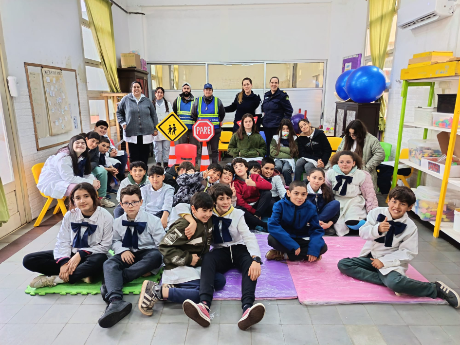 Alumnos participando en actividades por el Día Internacional del Peatón