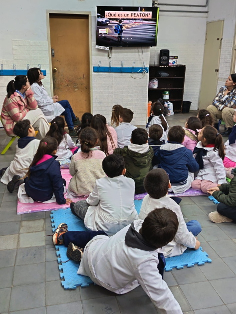 Alumnos participando en actividades por el Día Internacional del Peatón