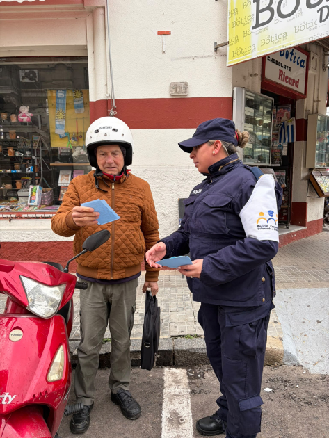 Policía entregando folleto Policía entregando folleto