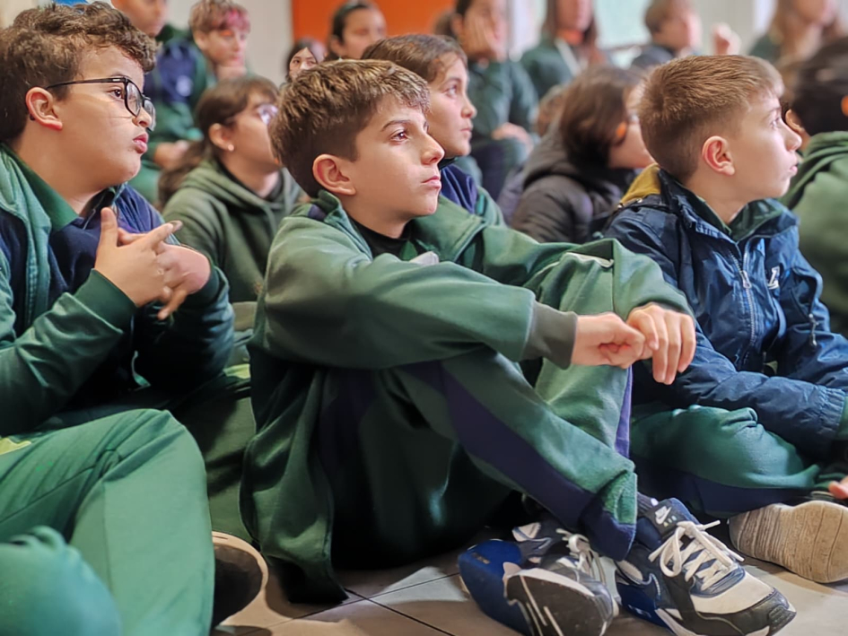 Alumnos presenciando charla