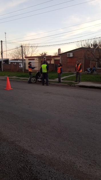 Personal policial realiza controles preventivos en la ciudad de Dolores.