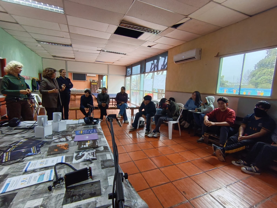 Participantes presenciando charla
