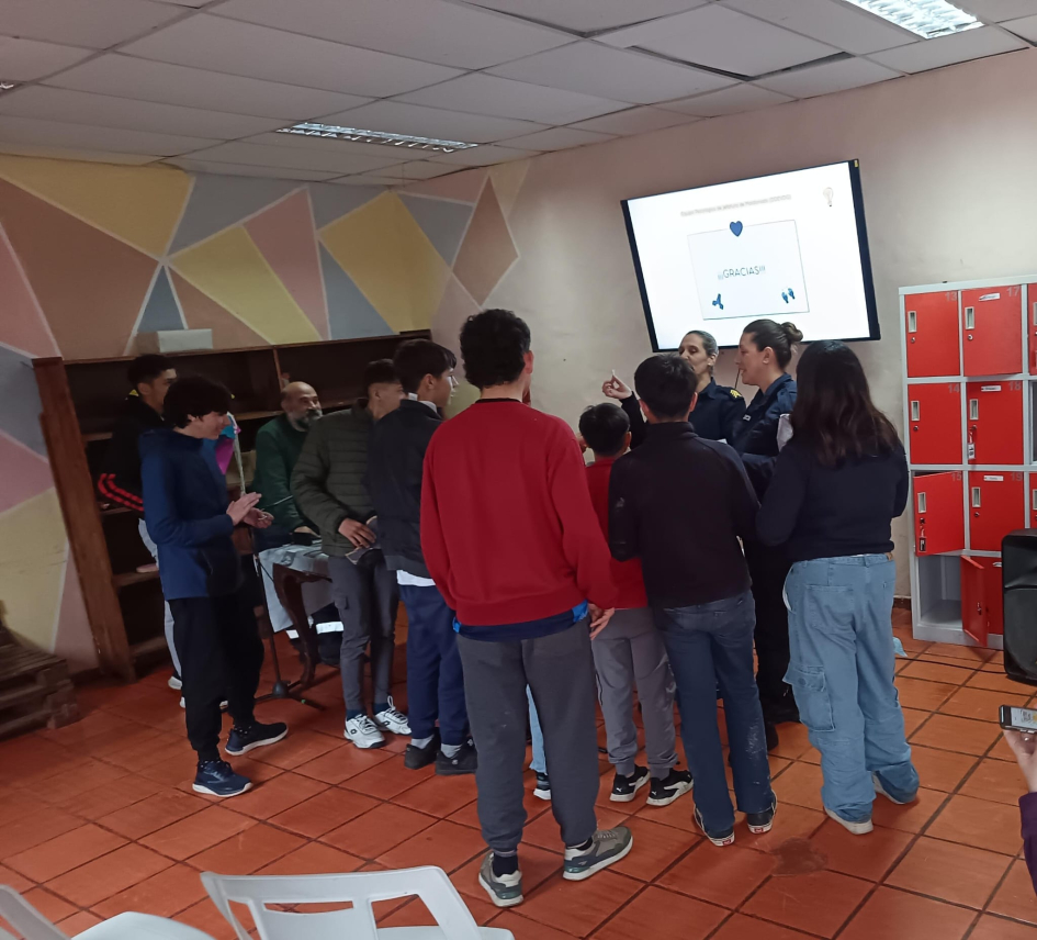 Agente Rippa en actividad de sorteo entre los alumnos
