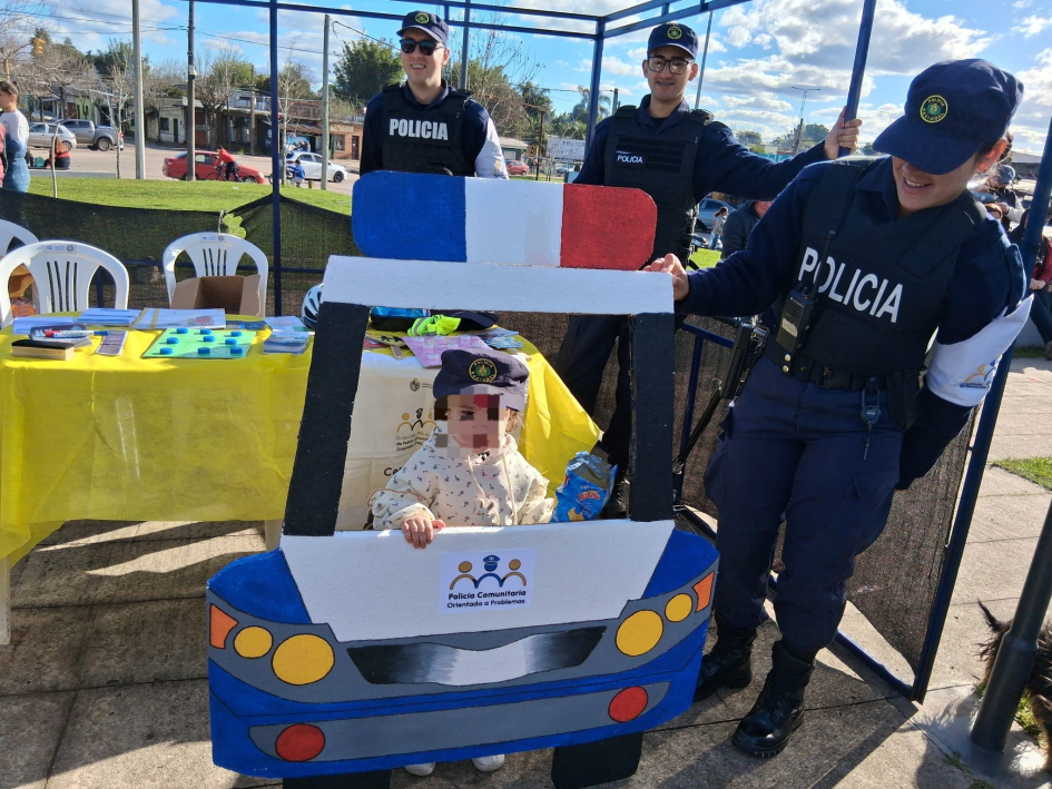 Niño con Policía participando de la actividad 