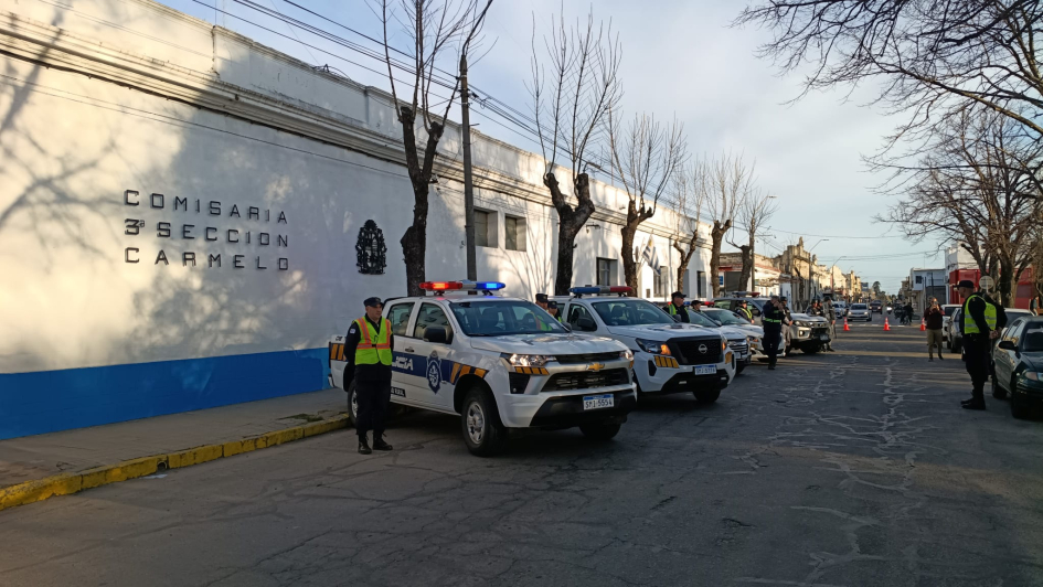 Operativo Noche de la Nostalgia Policias y móviles policiales en Carmelo