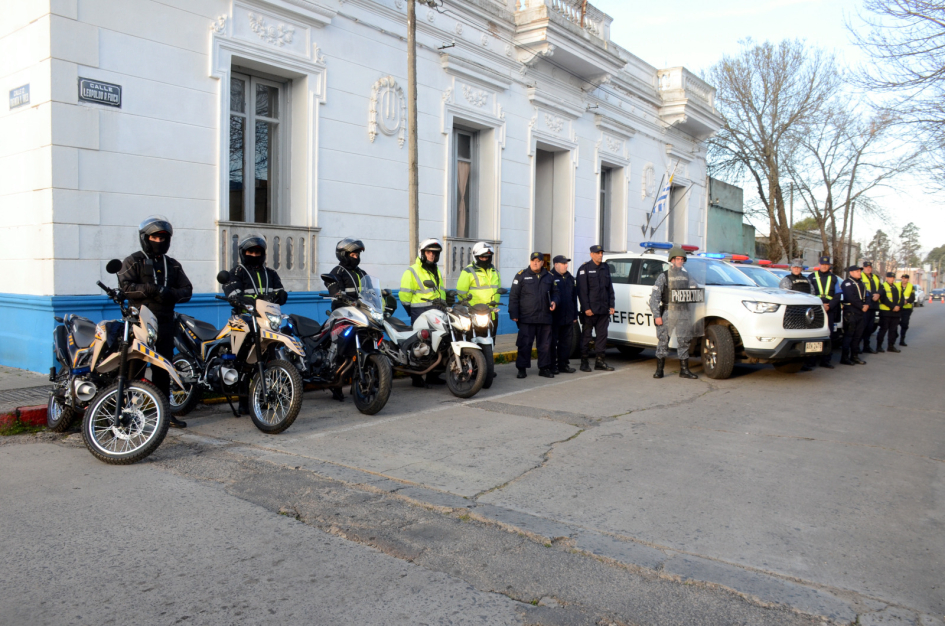 Operativo Noche de la Nostalgia Policias y móviles policiales en Rosario