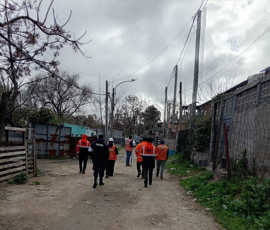 Policias y funcionarios municipales realizando el relevamiento