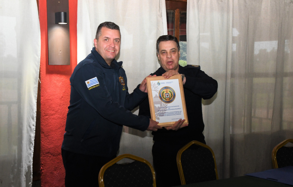 Entrega de objeto recordatorio Jornada de capacitación
