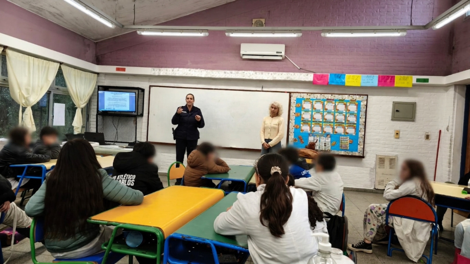 Encargada de PCOP dando charla