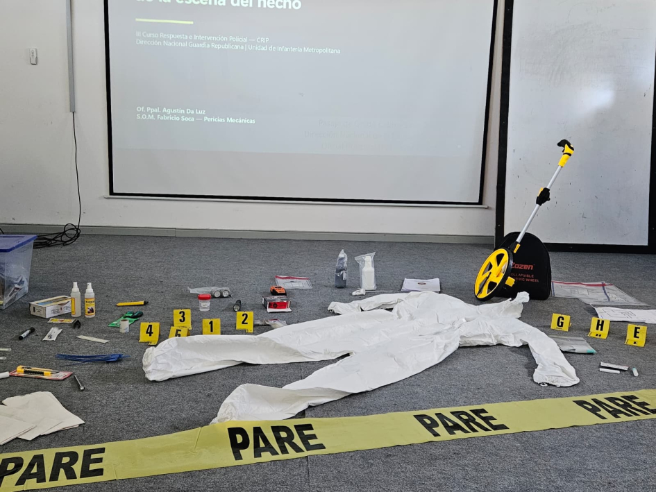 Análisis de escena del hecho Caso práctico: silueta de persona, cinta pare y elementos para identificar indicios en una escena