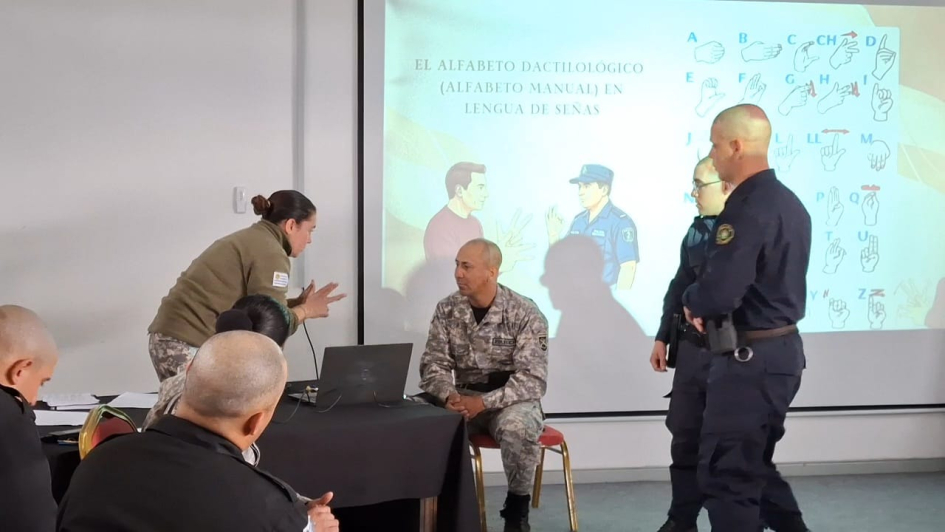 Ejercicio de simulación práctica Policías comunicandose con Lengua de Seña Uruguaya