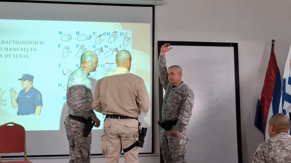 Ejercicio de aplicación de los conocimientos en la clase Policías durante simulación de ejercicio con una persona sorda