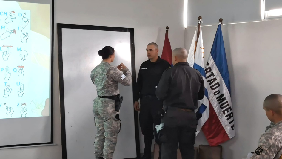 Pŕactica con LSU Policías simulando un procedimiento policial con una persona sorda