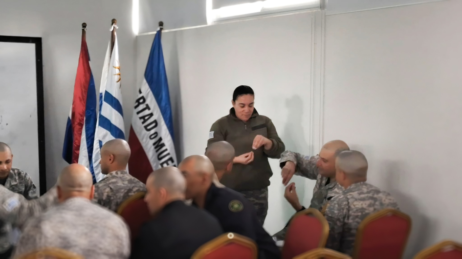 Ejercicio práctico de Lengua de Seña Uruguaya Práctica de LSU con participantes del taller, repaso de señas