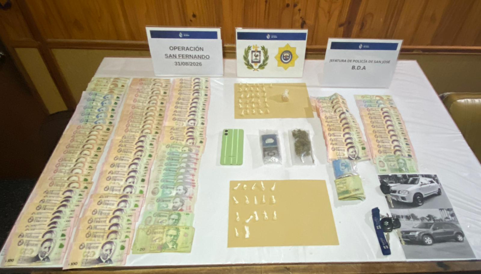 Operación "San Fernando" Mesa de evidencia con parte de los objetos incautados