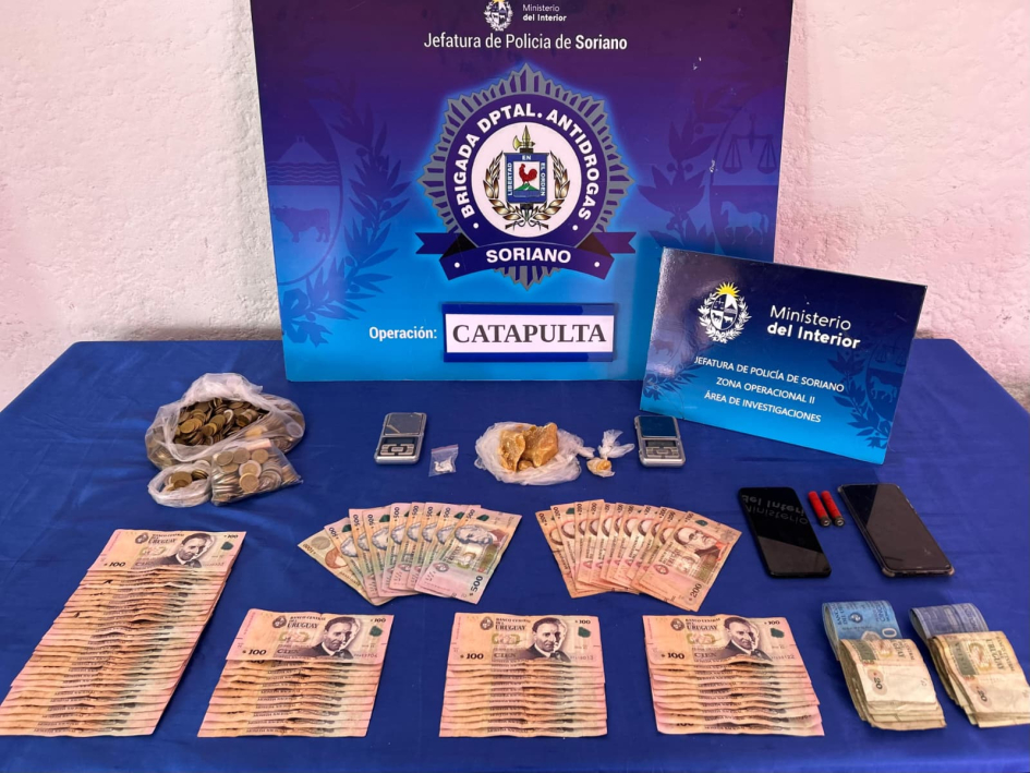 DINERO, SUSTANCIAS, CELULARES Y BALANZAS INCAUTADOS EN EL OPERATIVO Estupefacientes, dinero, balanzas y celulares incautados en operativo antidrogas en Mercedes.