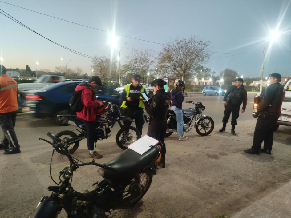 Funcionarios realizando tareas inherentes en operativo de control Funcionarios realizando tareas inherentes en operativo de control