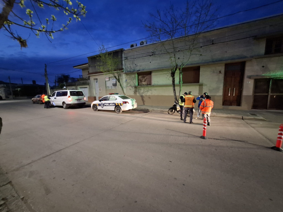 Personal policial y de tránsito durante operativo en Dolores