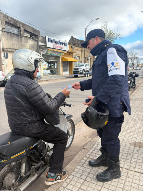 Policía entregando folleto Policía entregando folleto