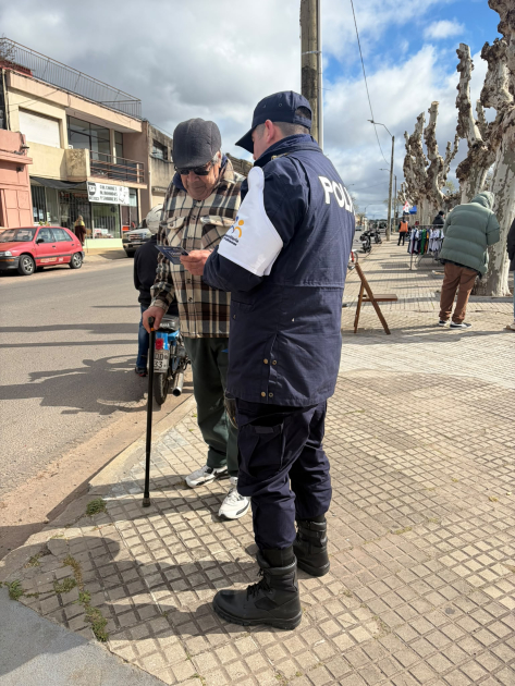 Policía entregando folleto Policía entregando folleto