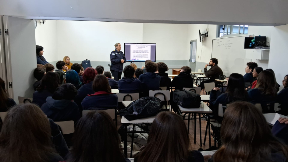 Finalizaron jornadas de charlas PCOP en Colegio Maldonado Encargada de PCOP S.O.M. Thexeira durante charla en Colegio Maldonado