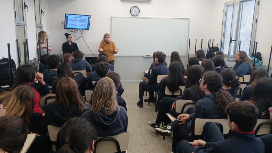 Finalizaron jornadas de charlas PCOP en Colegio Maldonado Psicologas y policias de Maldonado durante charla a los alumnos