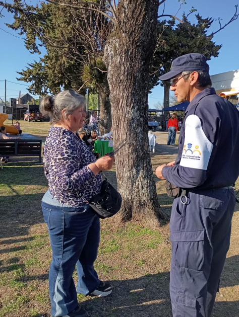 Policía entregando folleto Policía entregando folleto