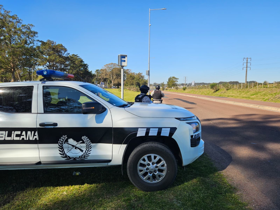 Móvil de la Guardia Republicana al costado de la ruta, con policías de fondo, en un control de ruta.