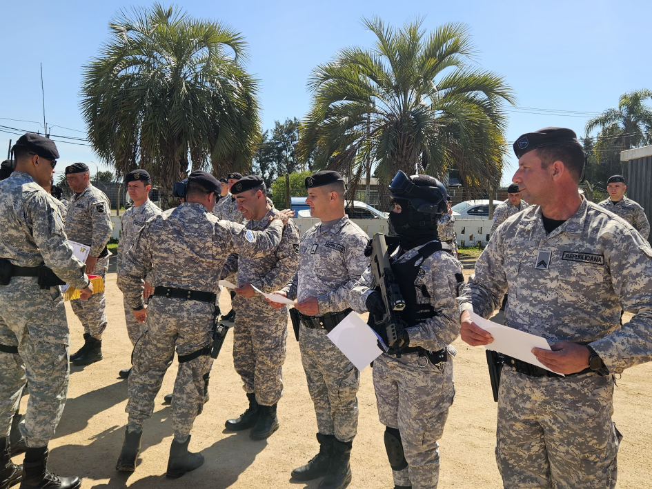 Entrega de reconocimientos Autoridades entregan reconocimientos a policías