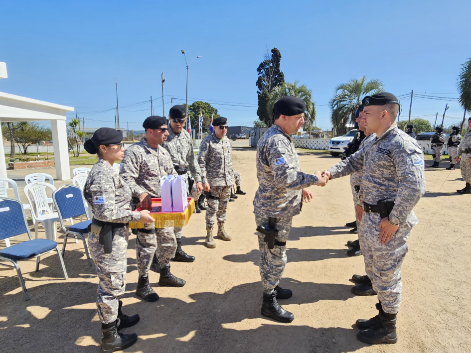 Entrega de grados a policías Autoridades de la Guardia Republicana entregan grados a policías que ascendieron recientemente