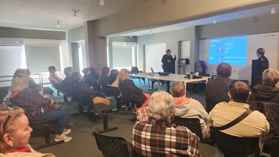 Charla de prevención de estafas en el Campus de Maldonado