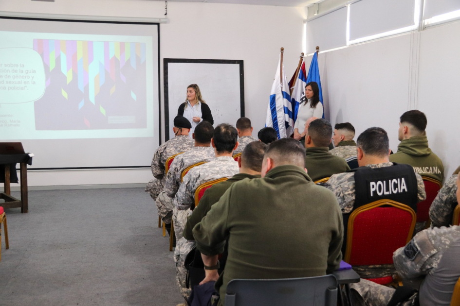 Presentación de la Cria. Mayor (PT) Esc./Lic. Cecilia Erhardt, Subdirectora de la DNPG