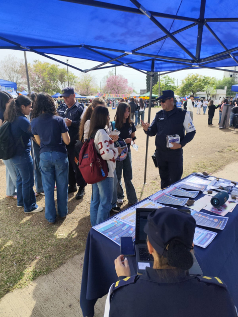 Policía entregando folletos a visitantes 