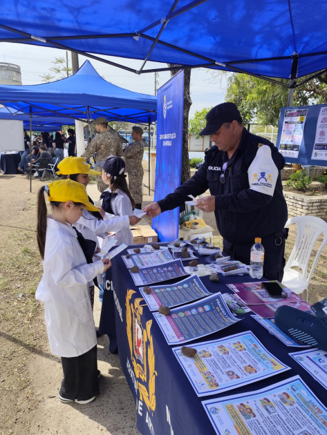 Policía entregando folletos a visitantes 