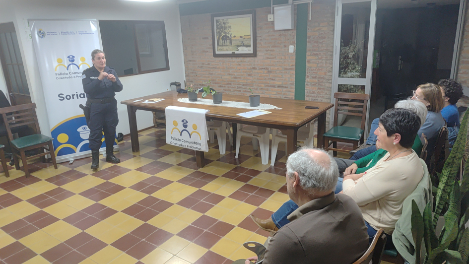 Policía dictando el taller Policía dictando el taller