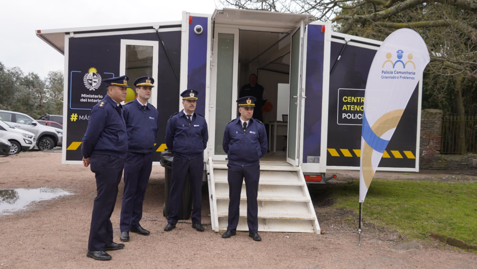 Autoridades de Jefatura de Policía en stand de PCOP en Expo-Prado