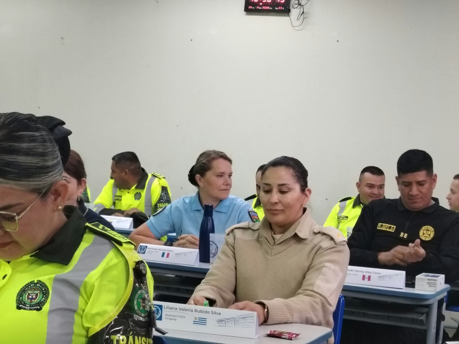 Cabo Valeria Rubido en el aula.