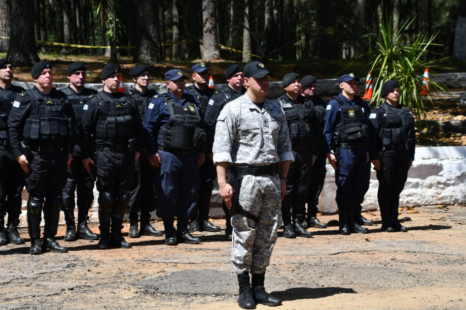 Formacion de policias de azul al fondo e instructor de la DNGR al frente