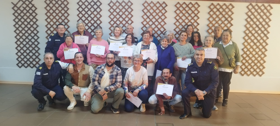 Foto grupal de los participantes con los certificados de participación 