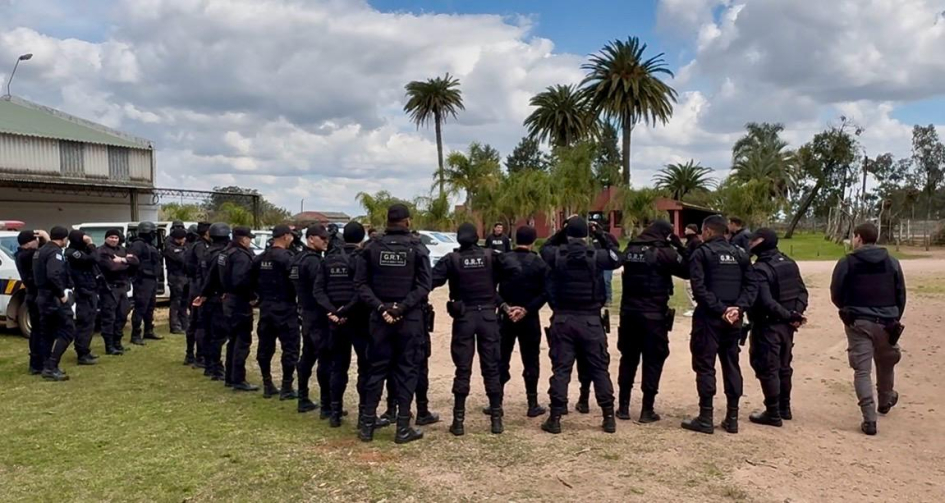 policías en operativo
