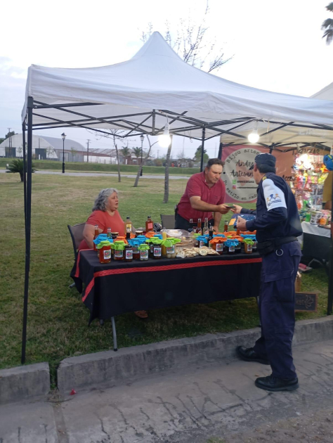 Policía entregando folleto 