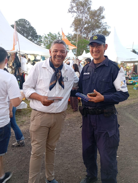 Policía entregando folleto 