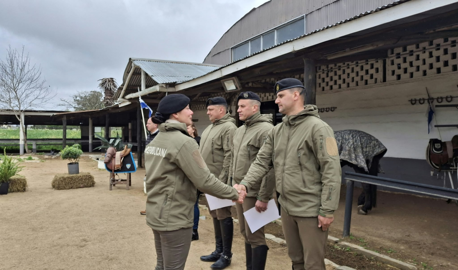Reconocimientos a instructores Directora de la Dirección I estrecha la mano de los instructores y entrega reconocimiento