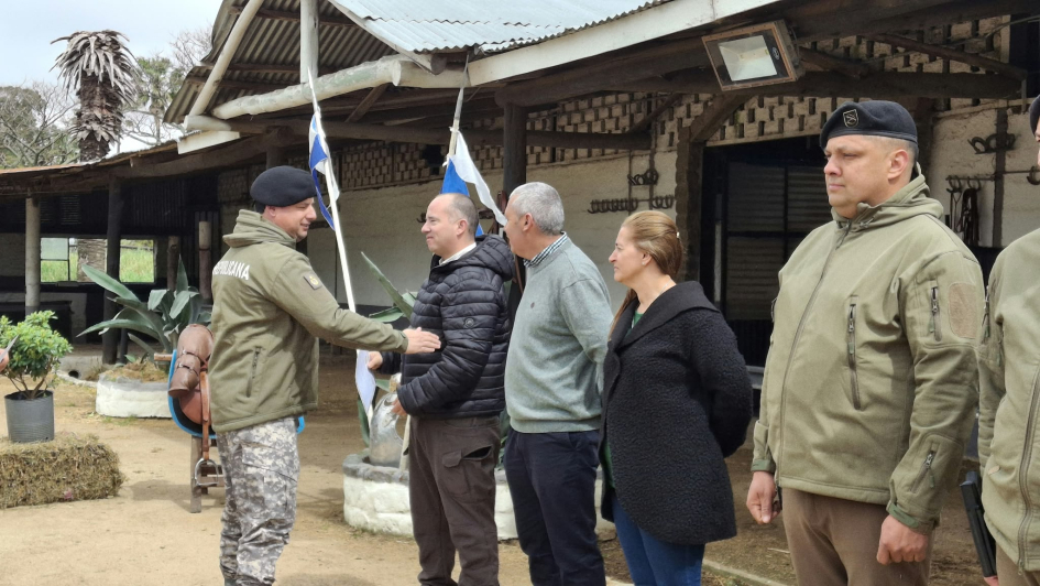Entrega de reconocimientos a Instructores Director de la Guardia Republicana estrecha la mano de un instructor al entregarle un certificado.